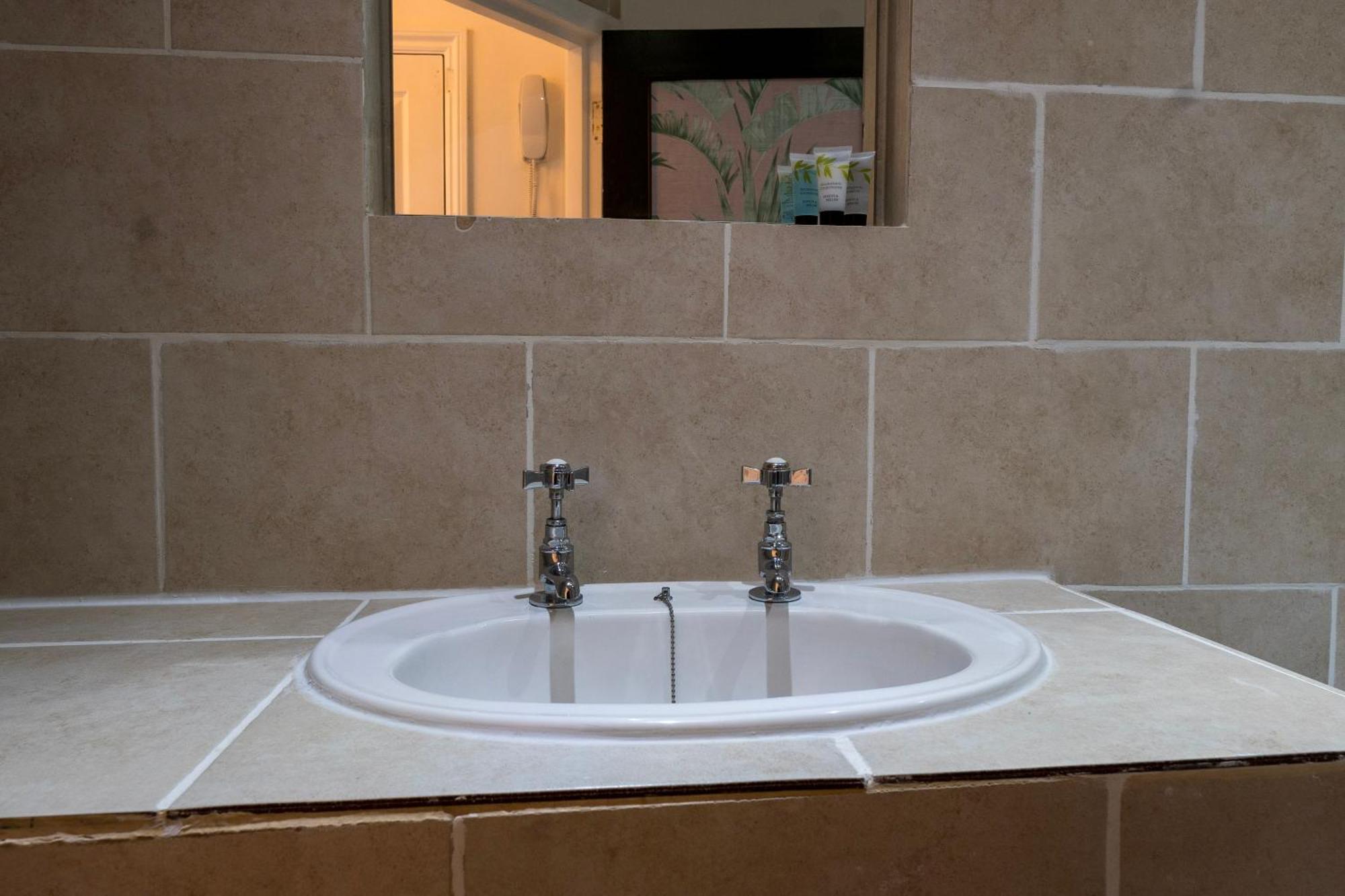 5C- Stylish Urban Retreat - Spacious 2 Bed Flat London Bagian luar foto